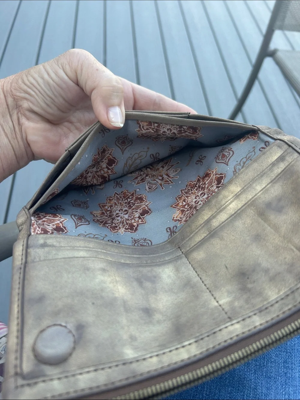 Hobo Taylor Leather Clutch Magnetic Wallet, Metallic very clean EUC,